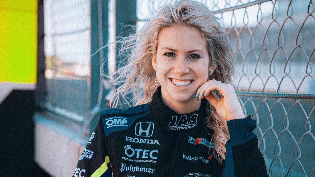Svenske TPR Motorsport har til årets finale forstærket sig med en tredje bil, som køres af Michelle Halder. Michelle slår normalt sine folder i TCR Europe, men i denne weekend stiller Michelle op side om side med bror Mike Halder, mens Anton Bergstrøm fuldender Honda-trioen.
(Foto: TCR Denmark)